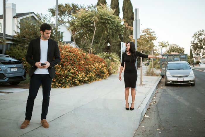 A woman points at a man on the street. Red flags on a first date could indicate a lack of respect.