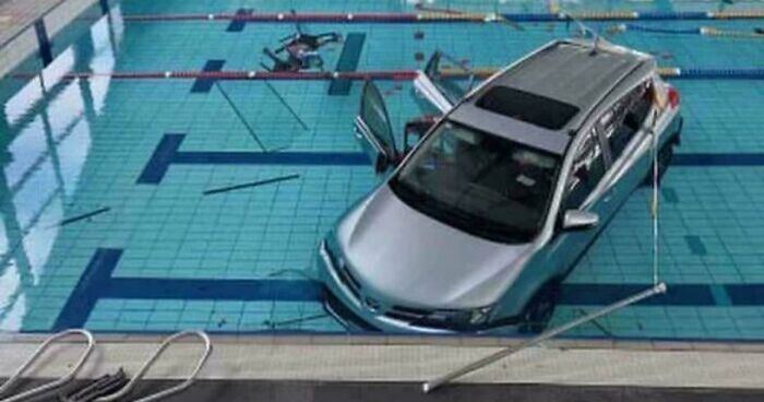 92 Pictures Of People Who Probably Shouldn’t Have A License: “Can’t Park There Mate”