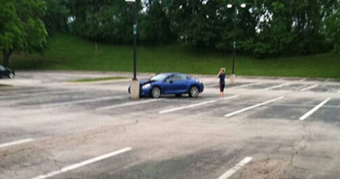 92 Pictures Of People Who Probably Shouldn’t Have A License: “Can’t Park There Mate”