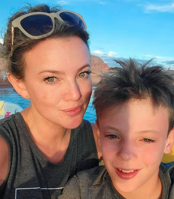 A Mom-Of-Four attacked by spiders, taking a selfie with one of her children.