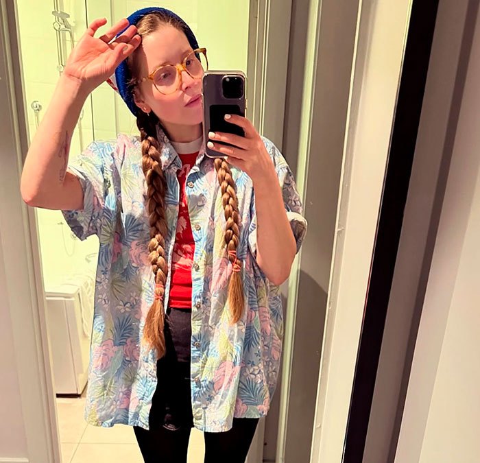 Harry Potter star turned adult creator shows her unique style. Harry Potter star turned adult creator shows her unique style.