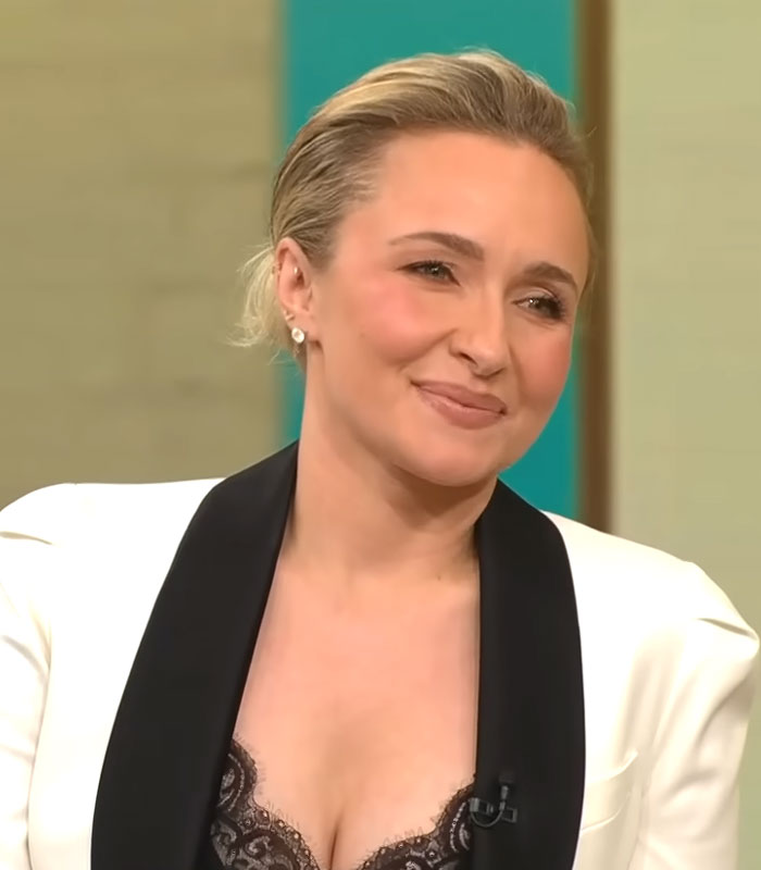 Hayden Panettiere smiling, wearing a white blazer with black lapels, addressing autopsy results. Hayden Panettiere smiling, wearing a white blazer with black lapels, addressing autopsy results.