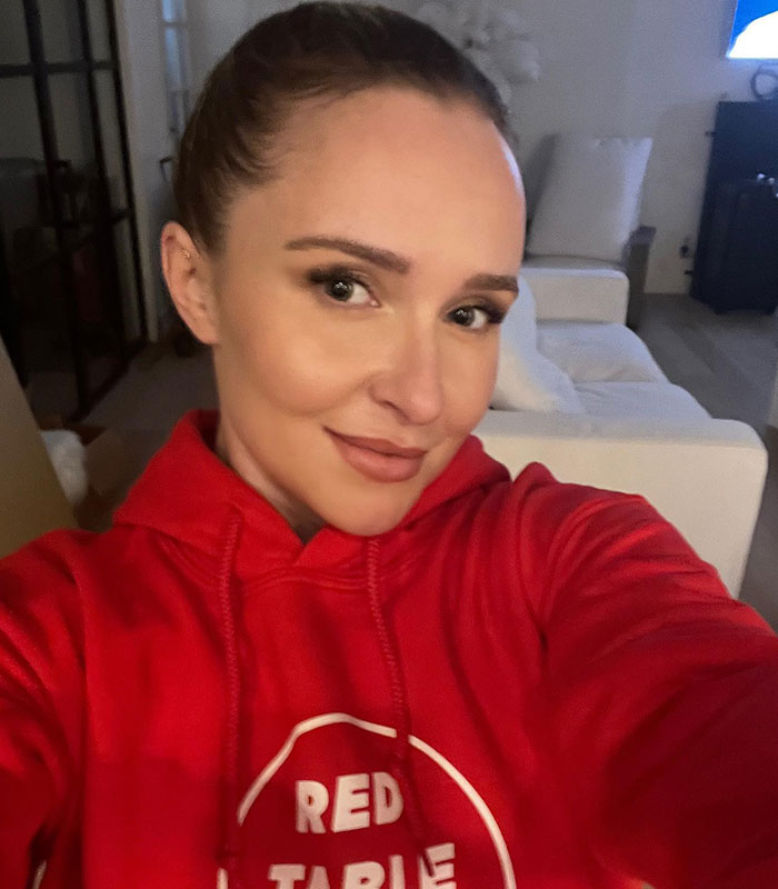 Hayden Panettiere takes a selfie in a red hoodie, smiling. An extra reveals her behavior under not-so-great conditions. Hayden Panettiere takes a selfie in a red hoodie, smiling. An extra reveals her behavior under not-so-great conditions.