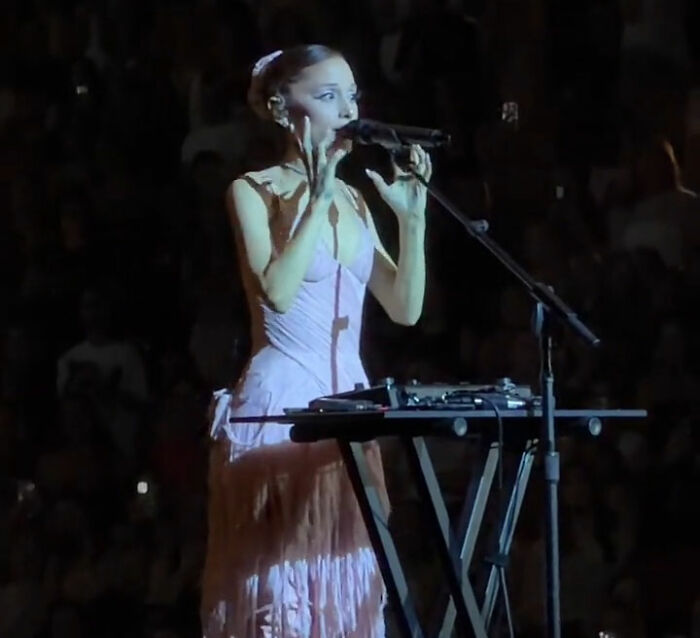 "Me When I Lie": Ariana Grande Stops Show To Give 4-Minute Speech Explaining Sudden Decision To "Step Back" "Me When I Lie": Ariana Grande Stops Show To Give 4-Minute Speech Explaining Sudden Decision To "Step Back"