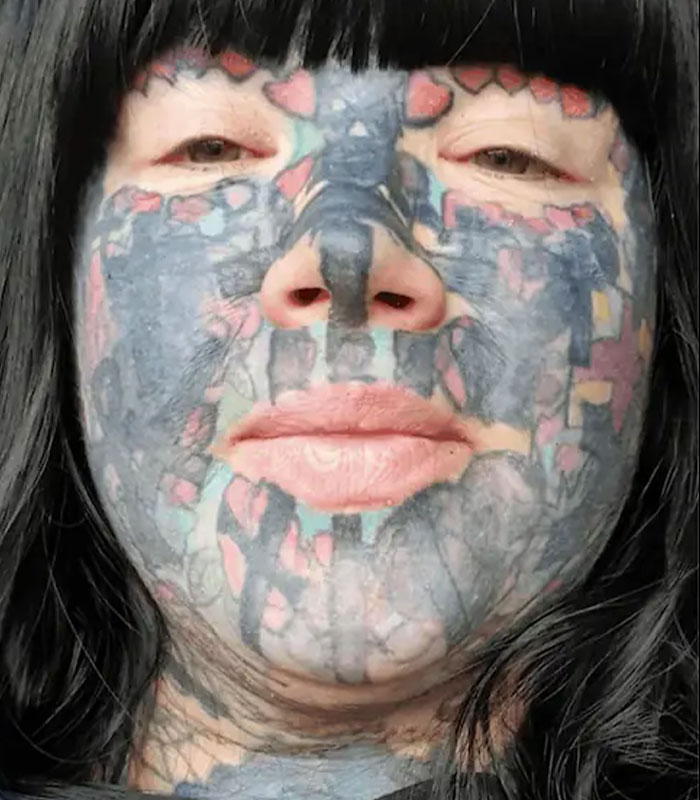 A mom with 800 tattoos reveals her face without the extreme look, surprising family and her dog. A mom with 800 tattoos reveals her face without the extreme look, surprising family and her dog.