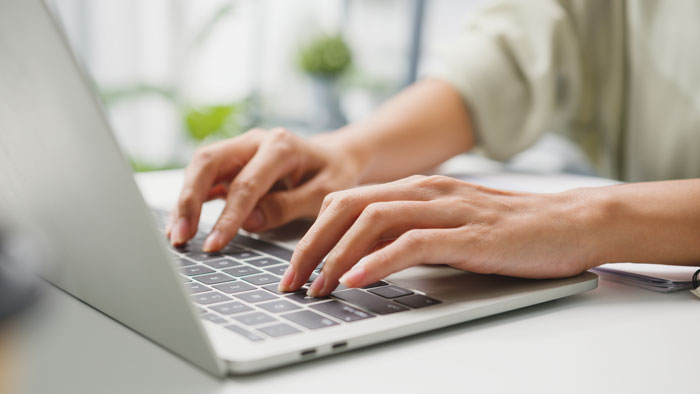 People forgot the name to something, describing hands typing on a laptop.