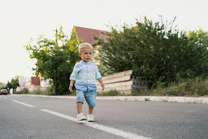 Dad Keeps Sending His Kid To The Neighbors To Get Free Childcare, They Decide They’ve Had Enough Dad Keeps Sending His Kid To The Neighbors To Get Free Childcare, They Decide They’ve Had Enough