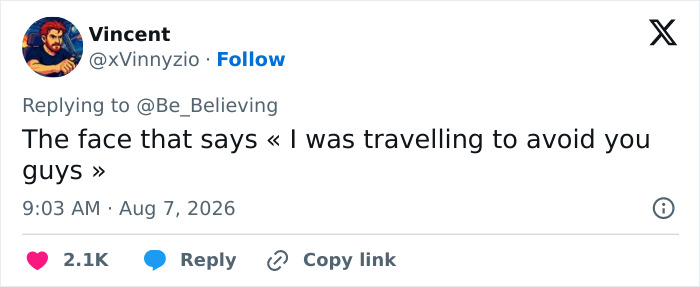 A Twitter comment reading 'The face that says &laquo; I was travelling to avoid you guys &raquo;' about a family surprise.