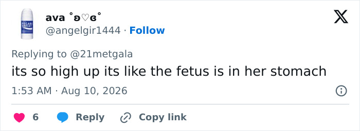 Screenshot of a tweet discussing Anne Hathaway's pregnancy outfit, noting the high placement of her baby bump.