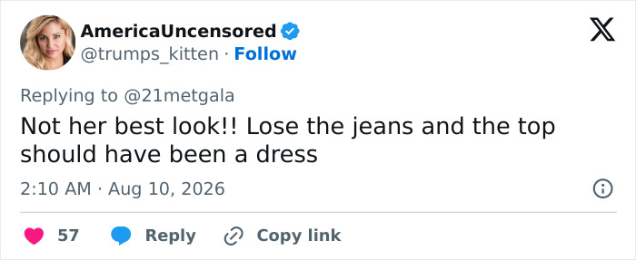 A tweet criticizing Anne Hathaway's red carpet maternity outfit, suggesting a dress instead of the top and jeans.