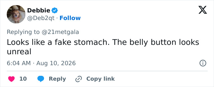 Screenshot of a tweet speculating about Anne Hathaway's maternity outfit, suggesting a fake stomach.