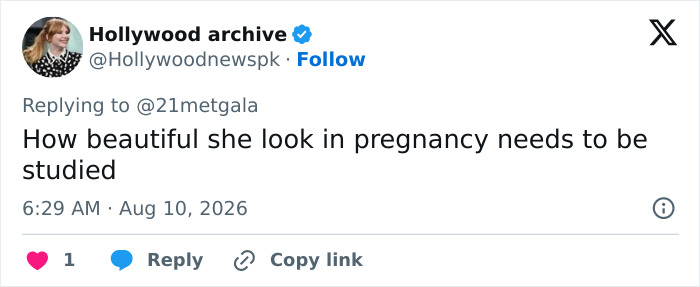A tweet from Hollywood archive admiring Anne Hathaway's beautiful pregnancy look and red carpet maternity outfit.
