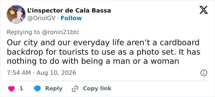 A tweet from L'inspecteur de Cala Bassa about public spaces not being backdrops, concerning the man on the escalator. A tweet from L'inspecteur de Cala Bassa about public spaces not being backdrops, concerning the man on the escalator.