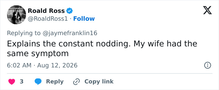 Screenshot of a tweet by Roald Ross explaining a strange gesture behind Trump.