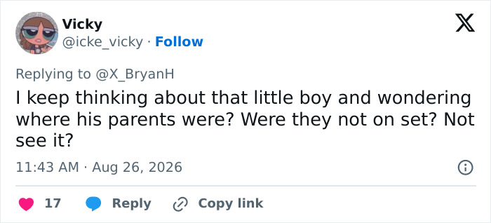 Screenshot of a tweet from @icke_vicky wondering about the parents presence during the racist costume photoshoot. Screenshot of a tweet from @icke_vicky wondering about the parents presence during the racist costume photoshoot.