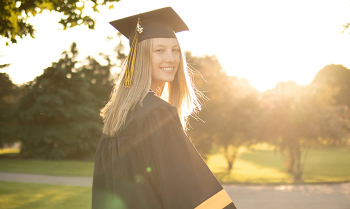 Woman Runs In Her Most Hated High School Teacher 20 Years Later And Shows Her That Karma Exists