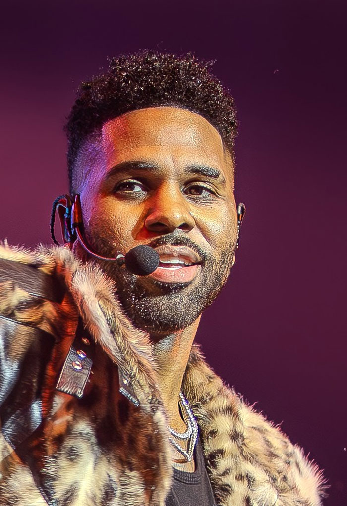 People forgot the name to something, describing singer Jason Derulo on stage with a headset.