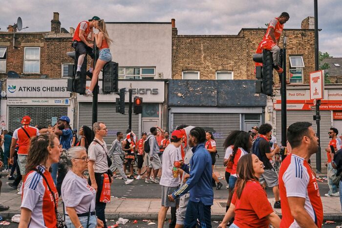 Couple Kissing On Traffic Light By Felipe Toledo