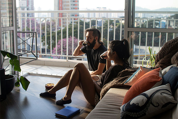 Man Has A Wake Up Call After Roommate Makes It Clear That She&rsquo;s Not Interested In Him
