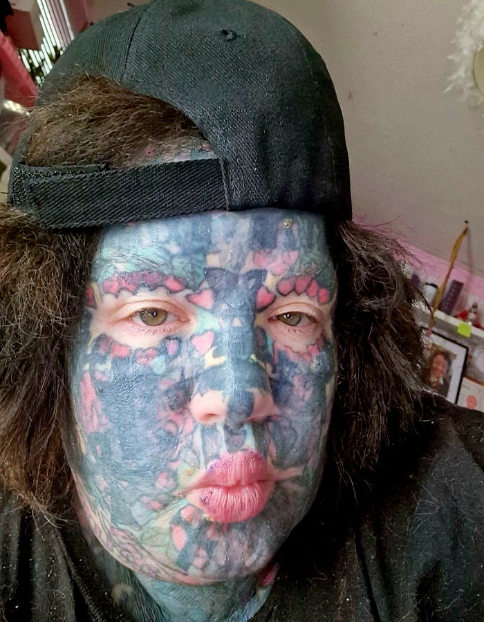 Mom with 800 tattoos reveals her face with an extreme look, covering most of her skin. Mom with 800 tattoos reveals her face with an extreme look, covering most of her skin.