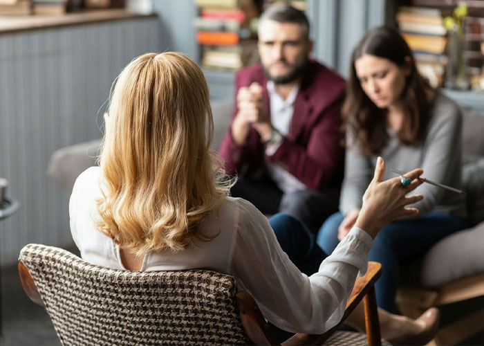 Therapist talks with a couple about the 72-hour rule and keeping intimacy alive. Therapist talks with a couple about the 72-hour rule and keeping intimacy alive.