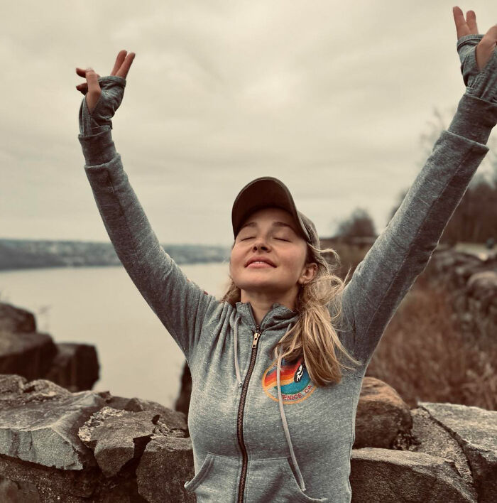Hayden Panettiere's mom with her arms raised, eyes closed, against a cloudy sky. Hayden Panettiere's mom with her arms raised, eyes closed, against a cloudy sky.
