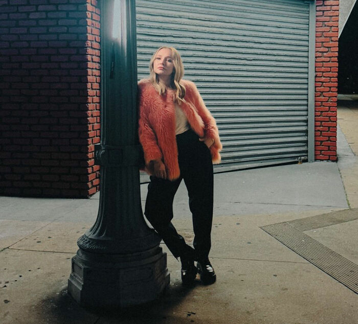 Hayden Panettiere leaning against a lamppost, sparking fan fury and comparisons related to her mom's statements. Hayden Panettiere leaning against a lamppost, sparking fan fury and comparisons related to her mom's statements.