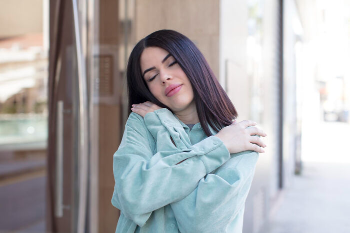 68 People Reveal Bizarre Body Tricks That Sound Fake Until They Actually Try Them For Themselves