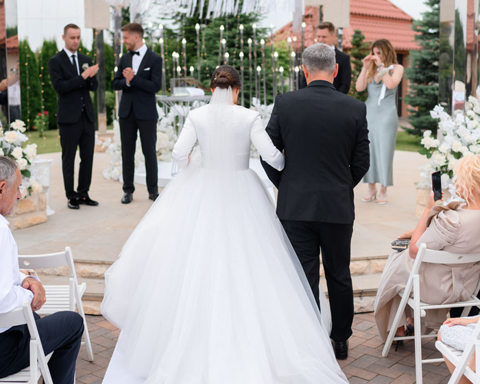 Wedding Turns Dramatic As Wacky MIL Tries To Wear White And Steals Bride's Dress, Fails Miserably Wedding Turns Dramatic As Wacky MIL Tries To Wear White And Steals Bride's Dress, Fails Miserably