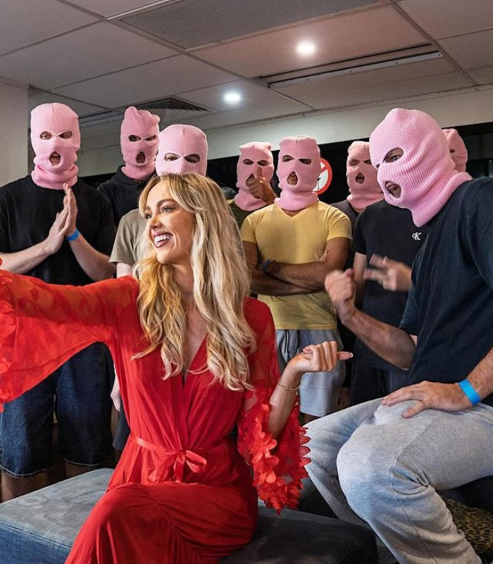 Adult star Annie Knight with men in pink masks, sparking backlash after her 583-men stunt. Adult star Annie Knight with men in pink masks, sparking backlash after her 583-men stunt.