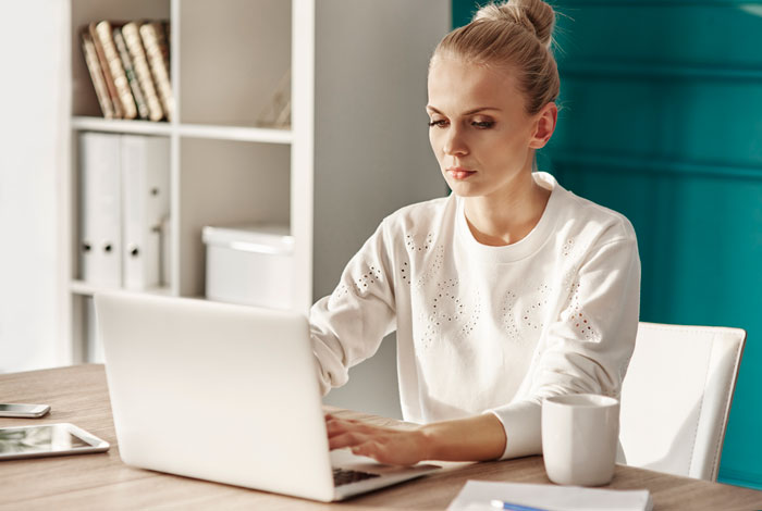 Laptop Gets Hidden Out Of Spite, Woman Sees This Is Just Red Flag Nr.1 After A 7-Year Relationship