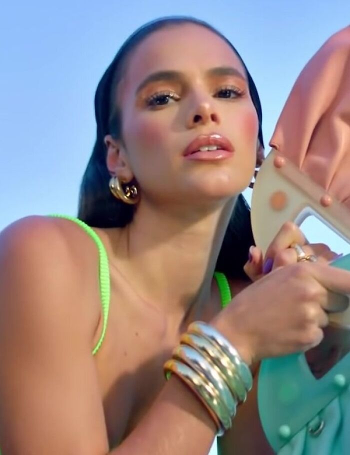 Actress Bruna Marquezine, 31