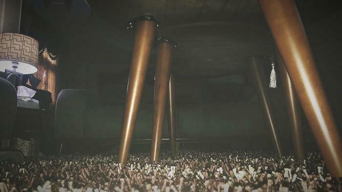 A confusing pic of a low-angle shot of furniture legs on a textured carpet, creating a misleading headline.