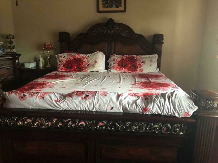 A confusing pic of a bed with rose-patterned sheets, with misleading headlines.