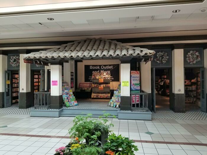 A book outlet and more, in a building pretending to be a quaint market stall inside a large empty mall.