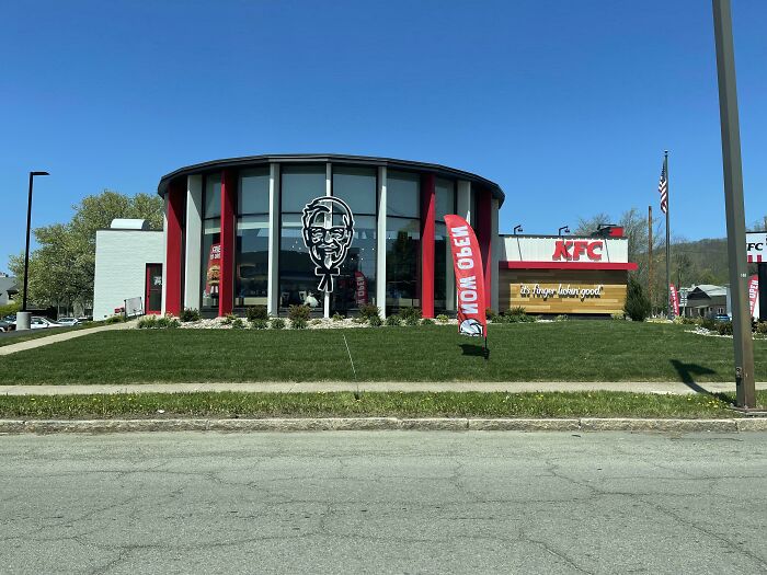 A modern, round KFC building pretending to be a classic Colonel Sanders bucket.