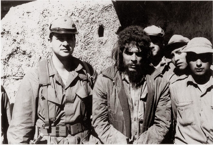 Heartbreaking historical photo of Che Guevara with soldiers, capturing an interesting moment.