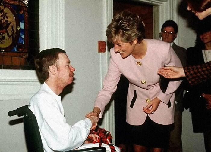 An interesting photo from history of Princess Diana shaking a man's hand.