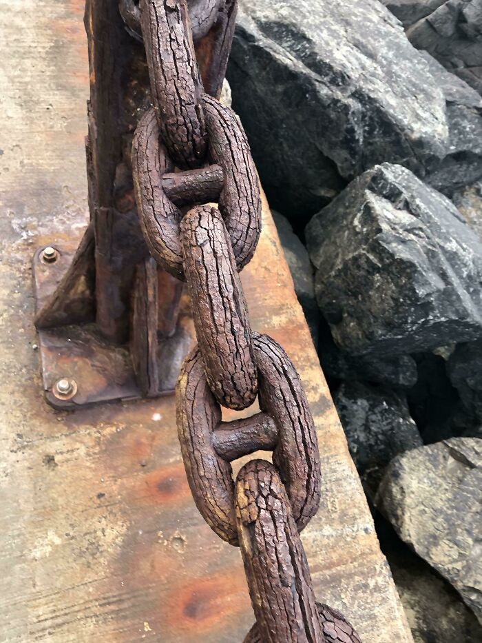 Close-up of a heavily rusted anchor chain, a fascinating find proving the internet's endless content.
