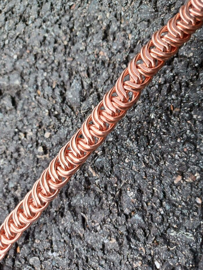 Clever solution: a close-up of a meticulously crafted copper chain, transforming random junk into a decorative item.