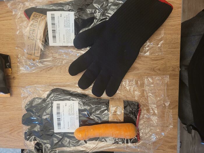 Two packages of oven gloves with a single carrot, a mildly infuriating obstacle.