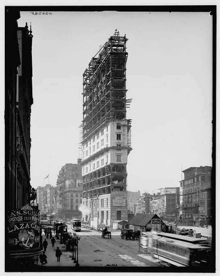 A rare photo of a skyscraper under construction, capturing American history with horse-drawn carriages.