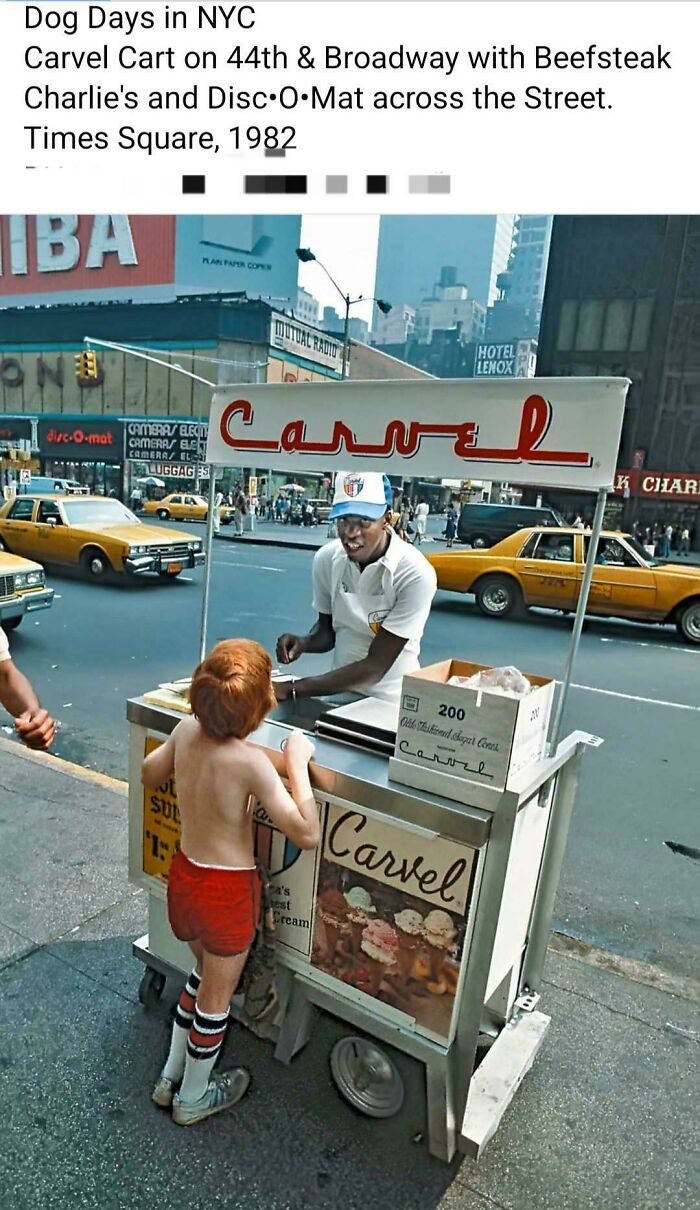 A fascinating photo from American history shows a Carvel ice cream vendor serving a child in Times Square, 1982.