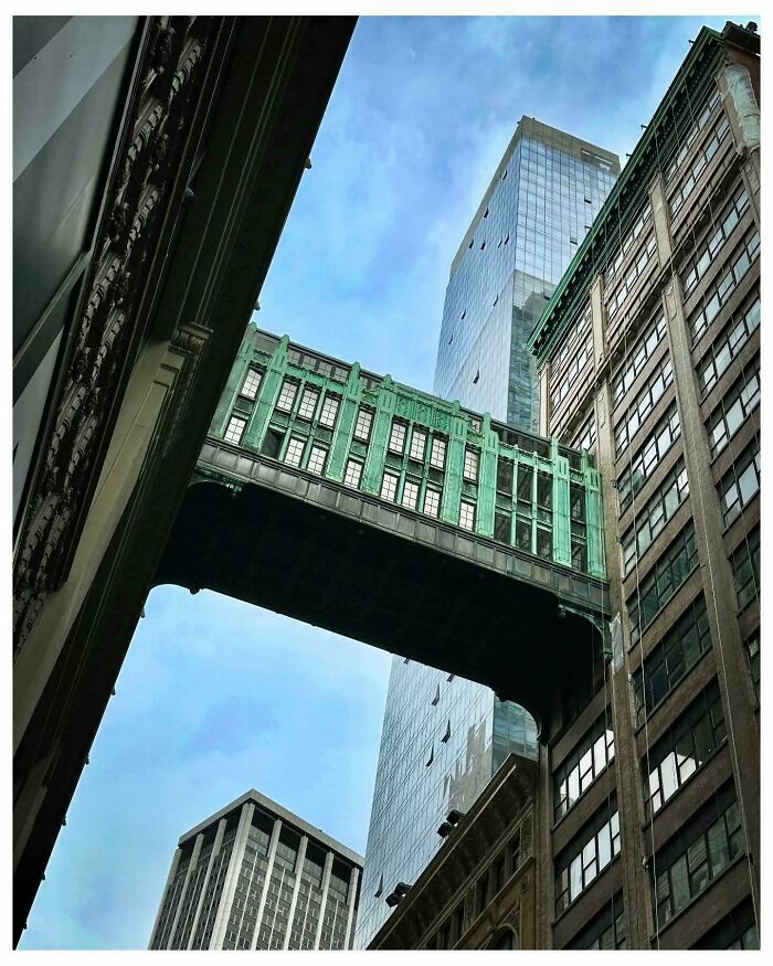 Rare American History photo: An architectural skybridge connects two buildings high above a street.