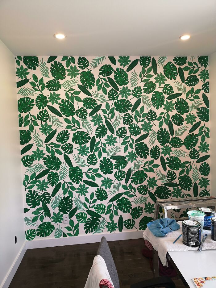 Amazing crafts: a wall covered in beautiful green leaf-patterned wallpaper, showcasing amazing crafts and interior design.