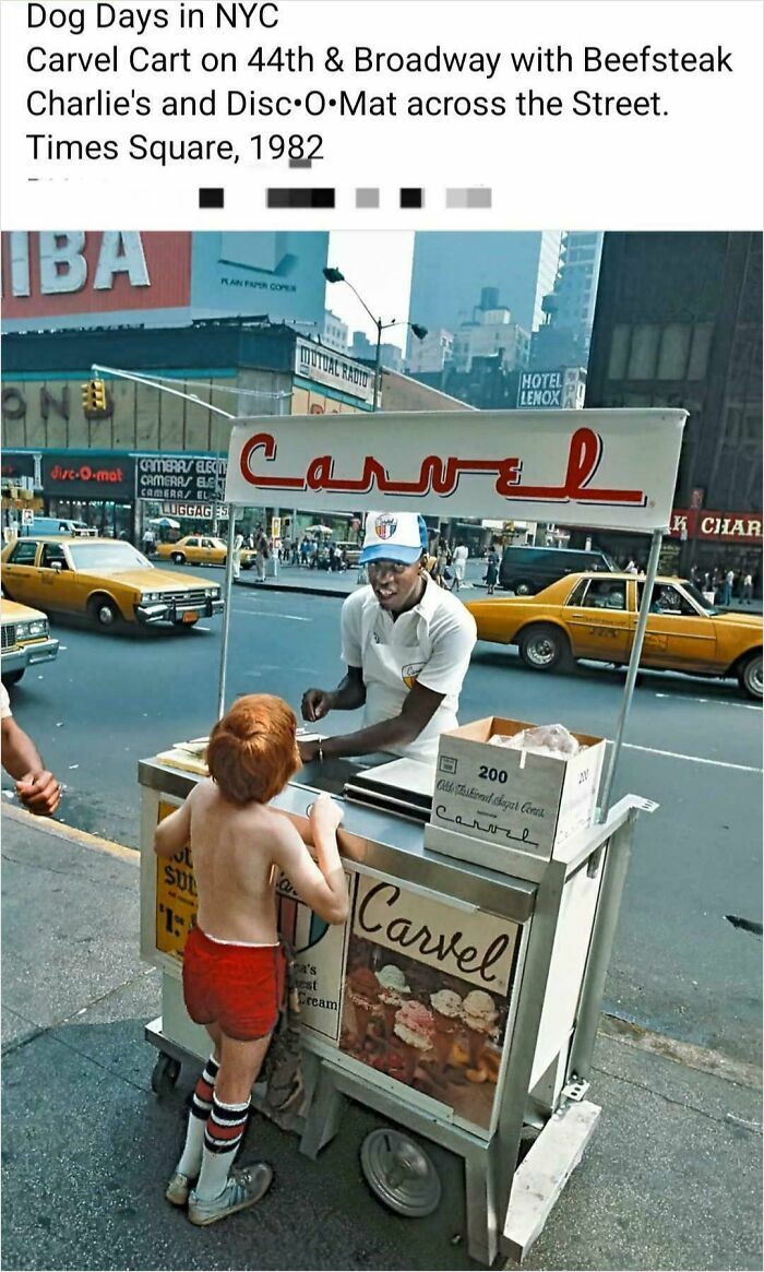 A fascinating photo from American history shows a Carvel ice cream vendor serving a child in Times Square, 1982.