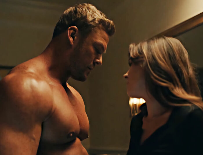 Alan Ritchson's shirtless moment with a woman, setting the internet ablaze as fans mock a predictable trend. Alan Ritchson's shirtless moment with a woman, setting the internet ablaze as fans mock a predictable trend.