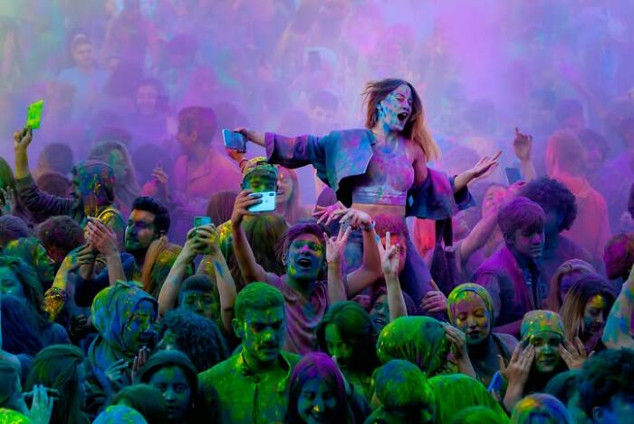 Murat Bakmaz captures the beauty of everyday life, a vibrant crowd celebrating with colorful powder in the air.