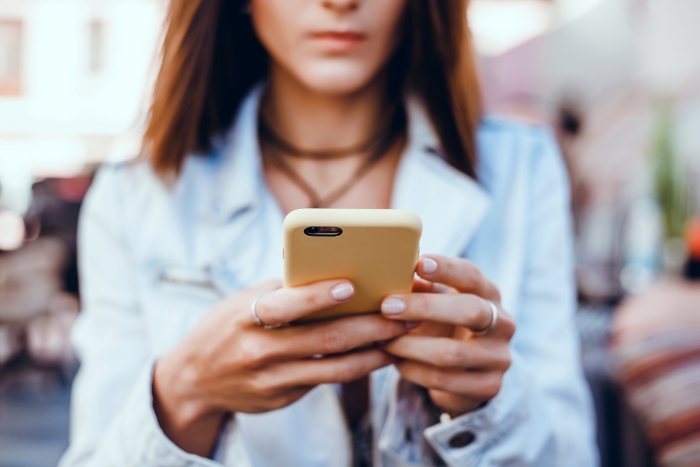 Woman Notices Her Friend Keeps Acting Stranger And Stranger, Finally Understands Why Woman Notices Her Friend Keeps Acting Stranger And Stranger, Finally Understands Why