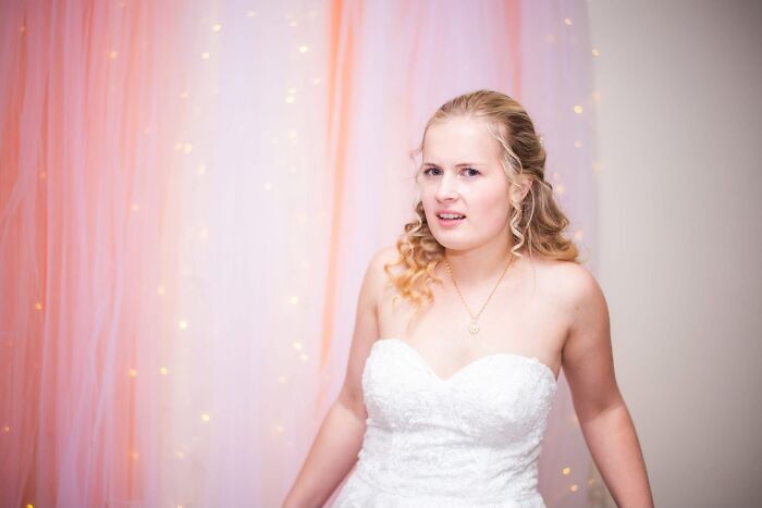Funny wedding photos: A bride with a confused expression, making a funny and iconic face for the camera.